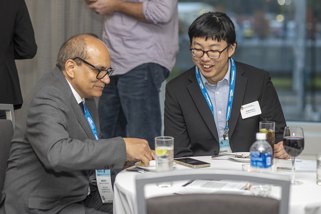 019WU-Boston10-17-22-Osberg An attendee speaking with Junguang Yu.