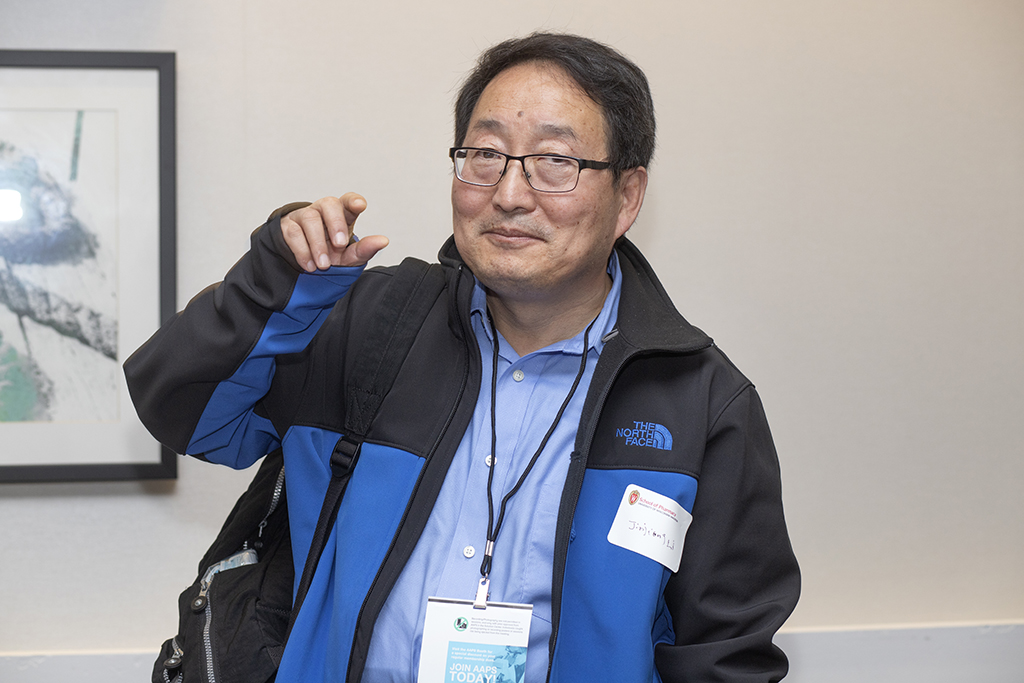058WU-Boston10-17-22-Osberg Jinjeong Li waving at camera
