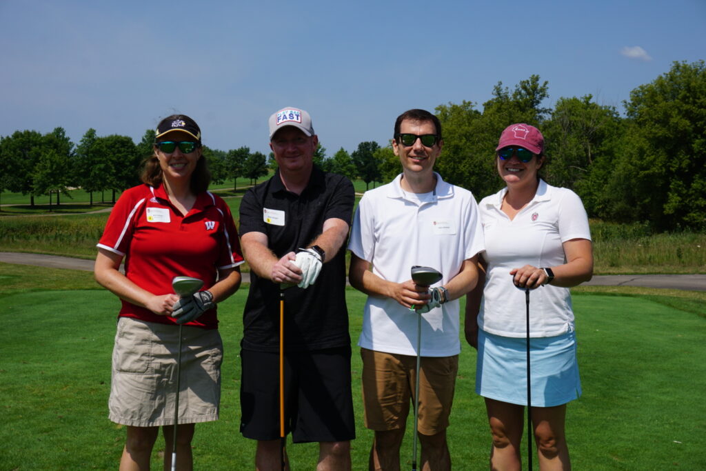 DSC07311 Alumni taking a group picture together at a golf course