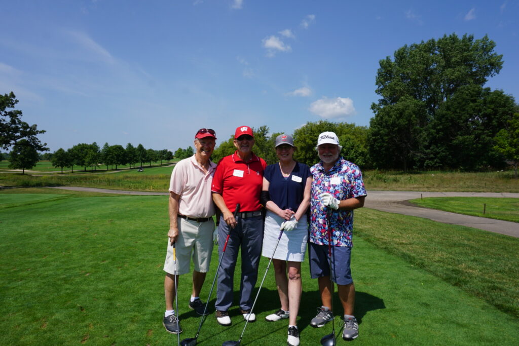 DSC07315 Alumni with Jeff Johnson taking a group picture together at a golf course