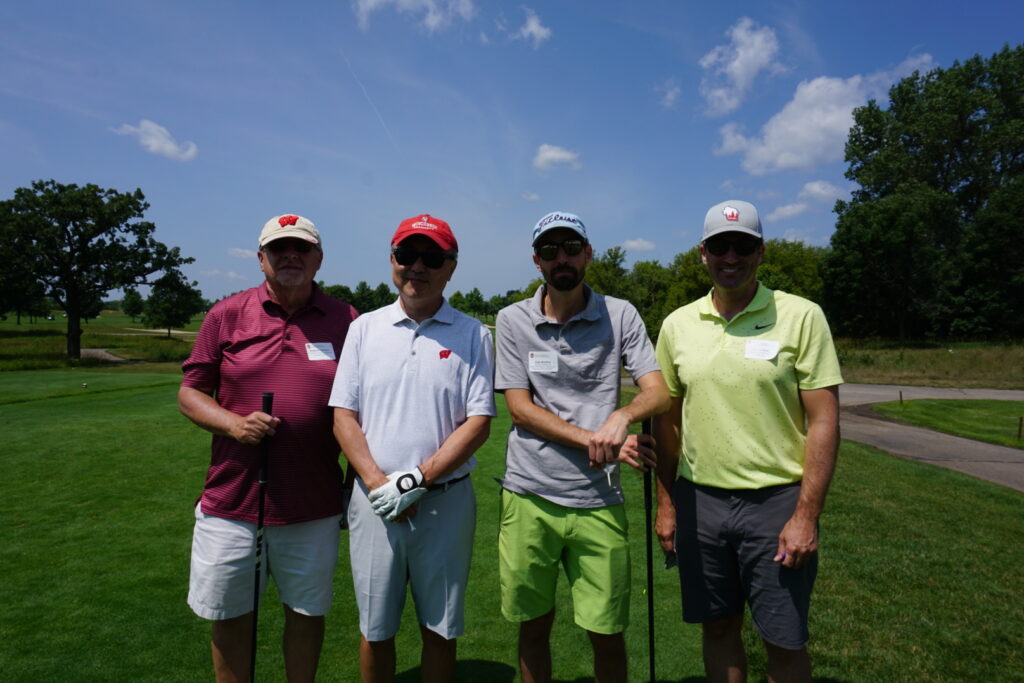 DSC07318 Alumni with Prof. Kwon taking a group picture together at a golf course