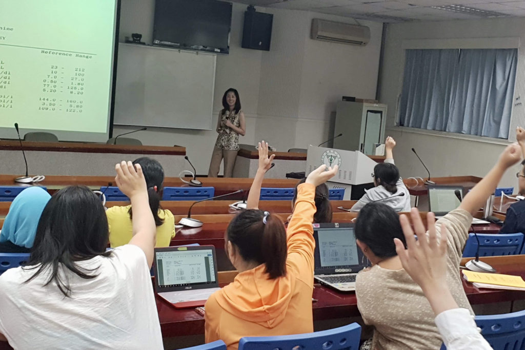 IMG_9279 Michelle Chui in Taiwan speaking to a lecture hall of students from China Medical University