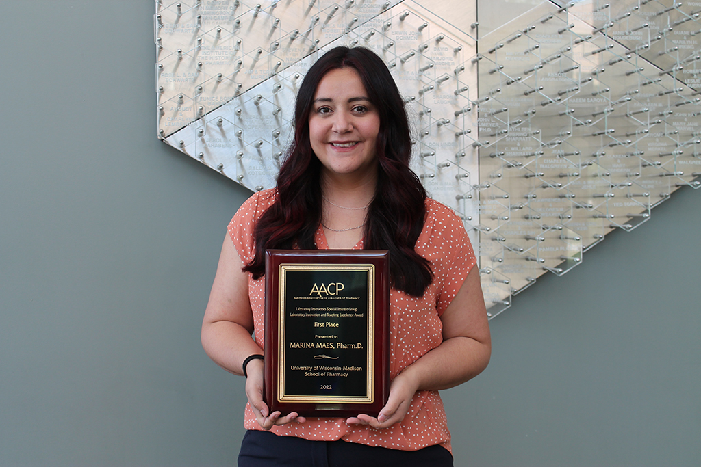 Marina Maes holding a LITE award for first place