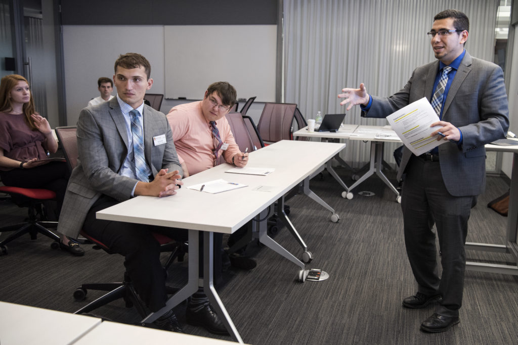 PharmD-MBA_Students_LearningCommons_0918_PN21056 orientation to the business-focused PharmD option