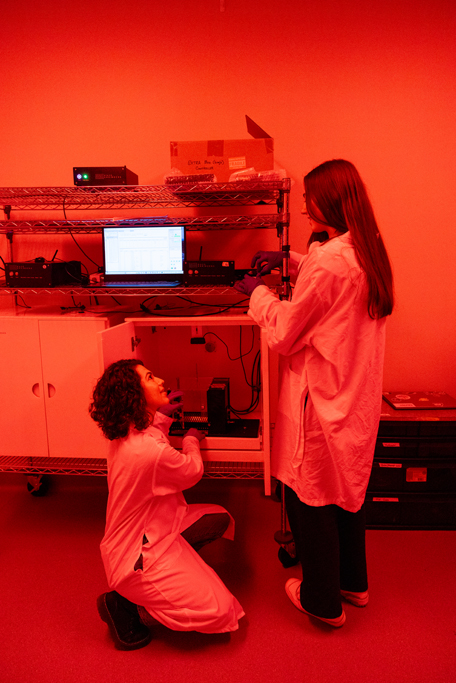 González Velázquez (left) and Stigler test equipment in the operant condition chamber in the vivarium.
