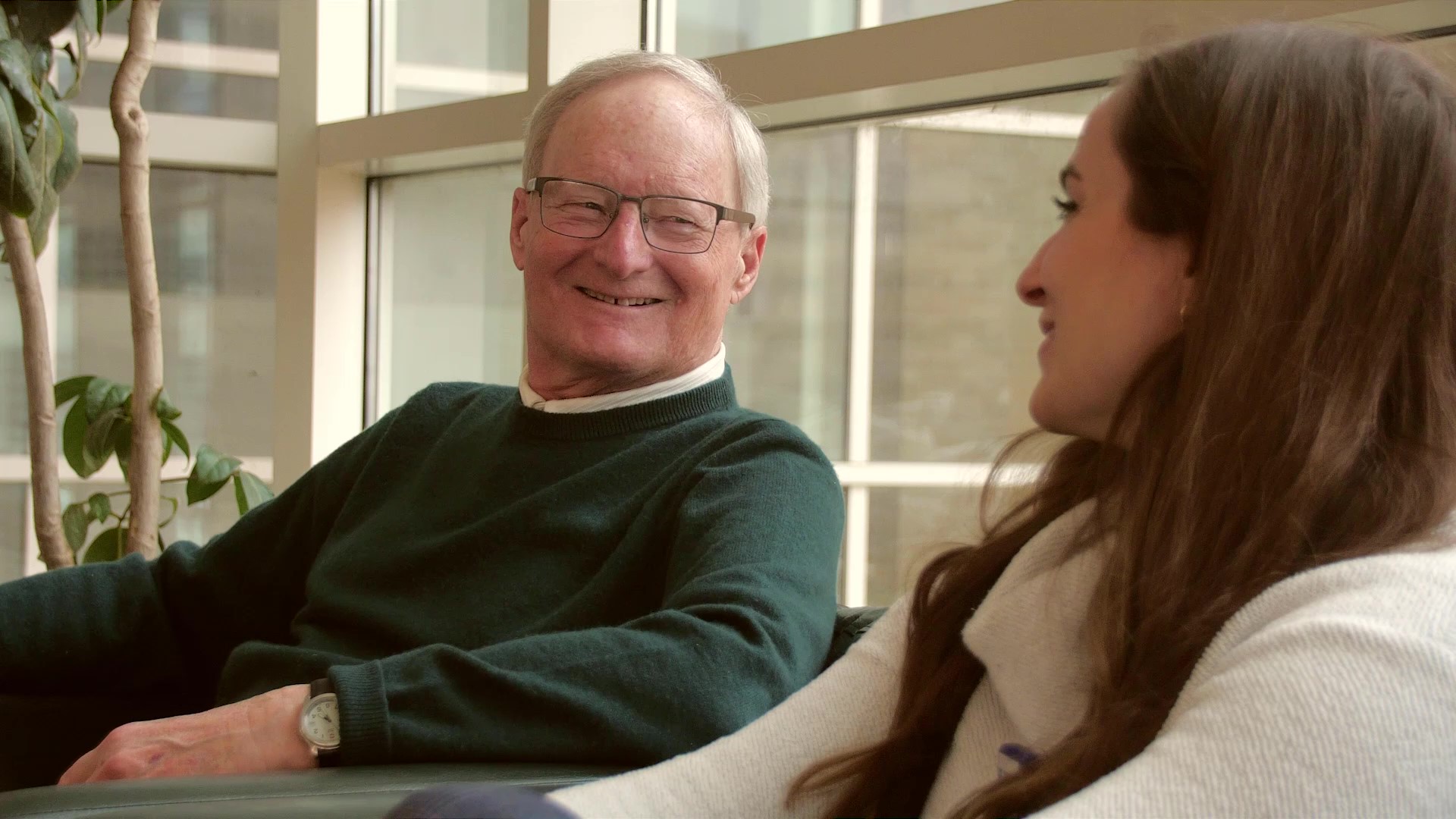 Tom Thielke, seated, speaks with a PharmD student
