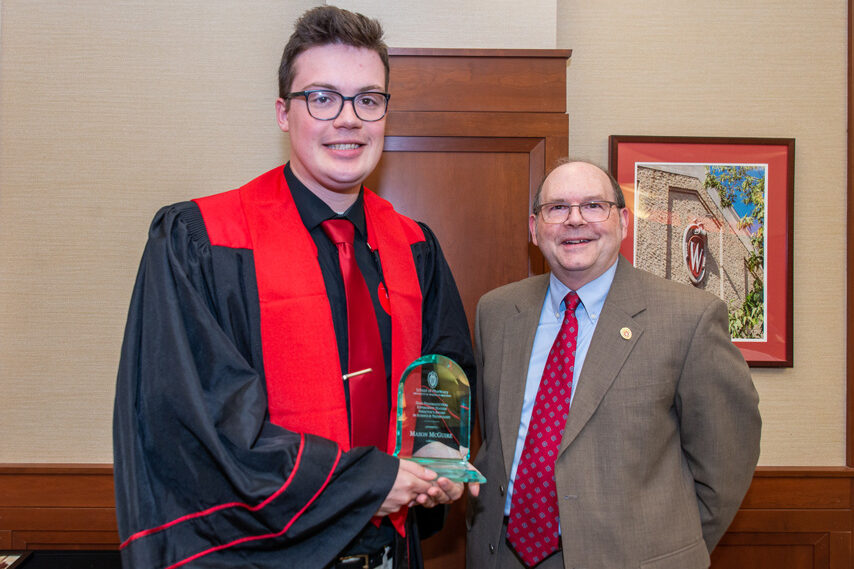 UWPhrmToxAw_2022_144 graduate student holding an award with a faculty member