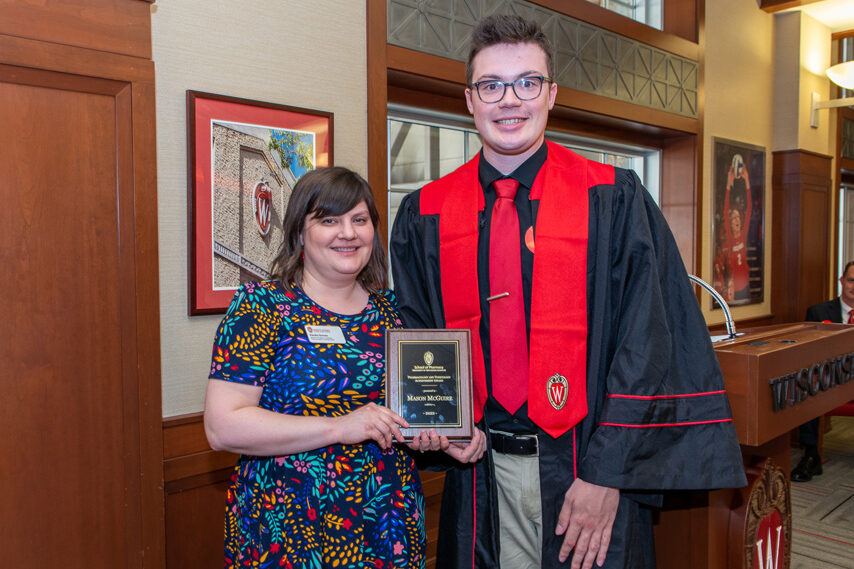 UWPhrmToxAw_2022_150 graduate student with faculty member holding an award