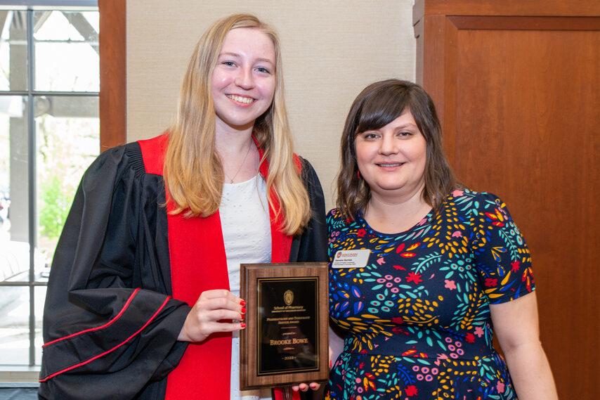 UWPhrmToxAw_2022_152 graduate student with faculty member holding an award