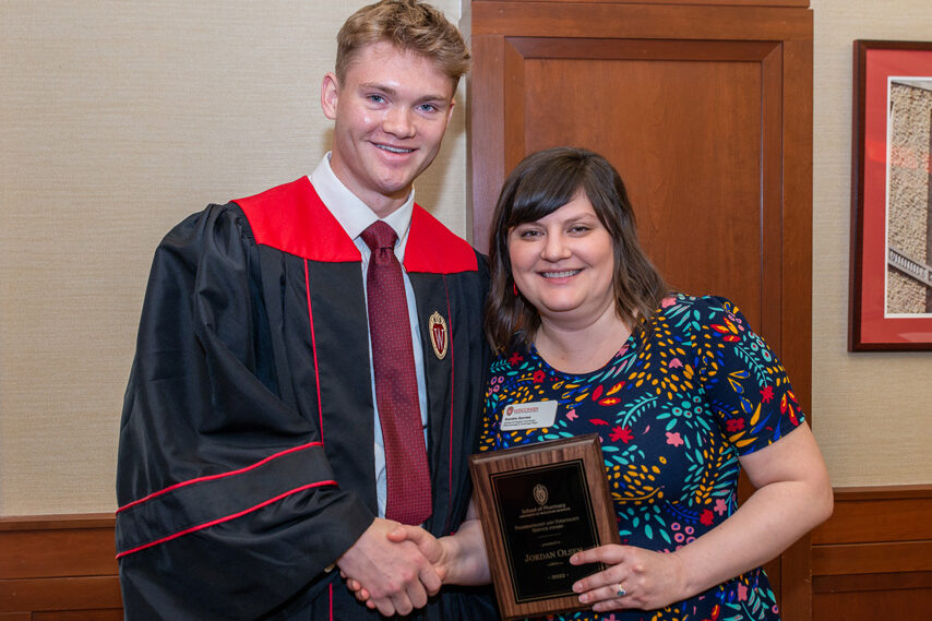 UWPhrmToxAw_2022_154 graduate student with faculty member holding an award