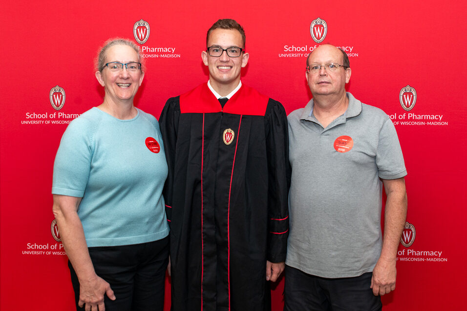 UWPhrmToxAw_2022_184 Graduated student smiling with their parents