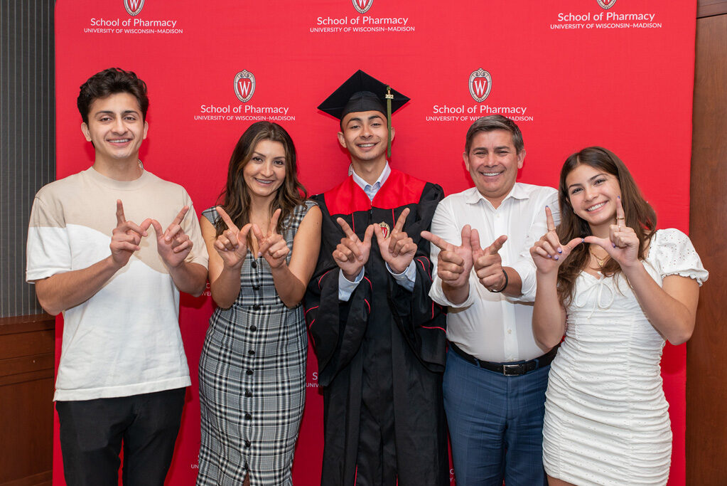 UWPhrmToxAw_2022_204 Graduate student with their family forming a W with their hands