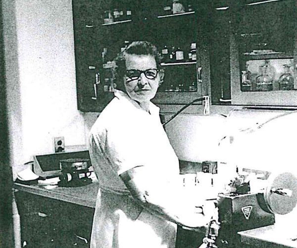 apinnis_02_600x886 Black and white photo of Ana Apinis working in a lab