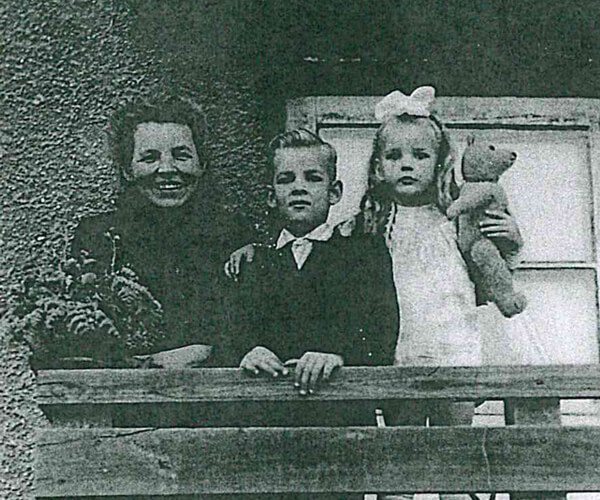 apinnis_05_600x884 Black and white photo of Anna Apinis with her son and daughter at a railing