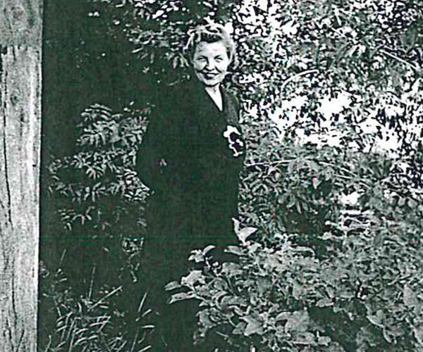 apinnis_09_600x609 Black and white photo of Anna Apinis smiling outside