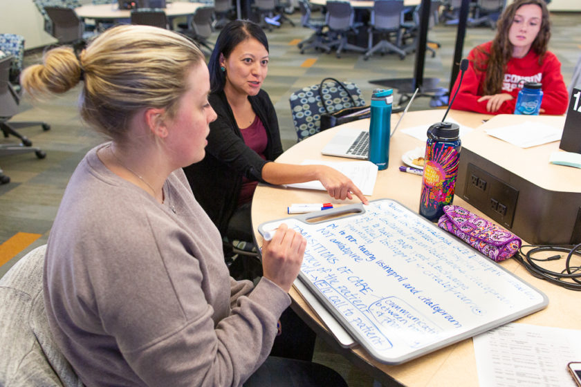 phar092919_002 PharmD and nursing students creating a root cause analysis for a transitions of care simulation.
