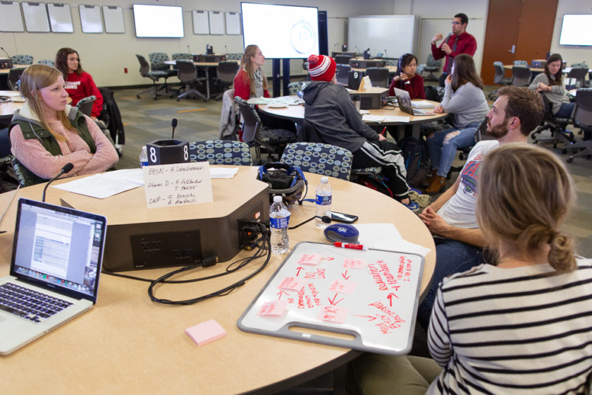 phar092919_010 PharmD and nursing students creating a root cause analysis for a transitions of care simulation.