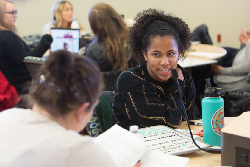 phar092919_017 PharmD and nursing students creating a root cause analysis for a transitions of care simulation.