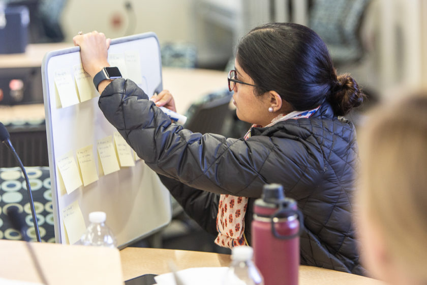 phar092919_019 PharmD and nursing students creating a root cause analysis for a transitions of care simulation.