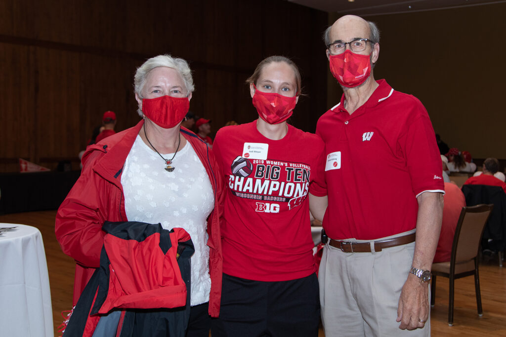 School of Pharmacy Alumni Tailgate Party 2021 Alumni event coordinators and attendees standing together