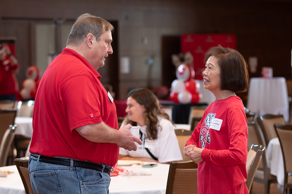 UW–Madison School of Pharmacy 2024 Alumni Tailgate and Watch Party Pauline Chan speaks with Dean Steve Swanson