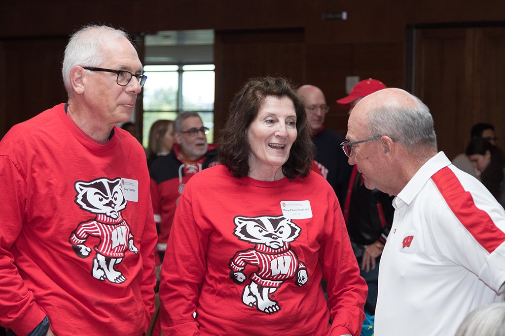 School of Pharmacy Alumni Tailgate Party 2023 Alumni speaking together