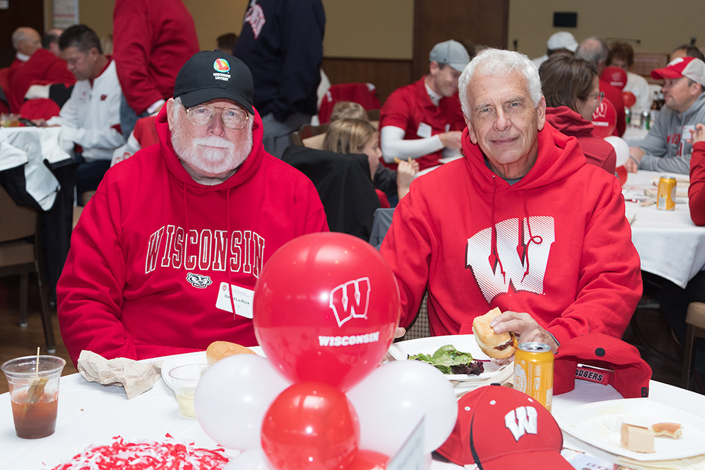 School of Pharmacy Alumni Tailgate Party 2023 Alumni eating around tables