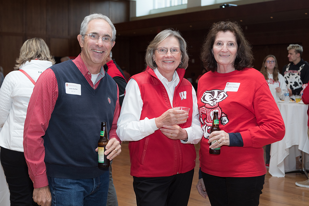 School of Pharmacy Alumni Tailgate Party 2023 Alumni together holding drinks